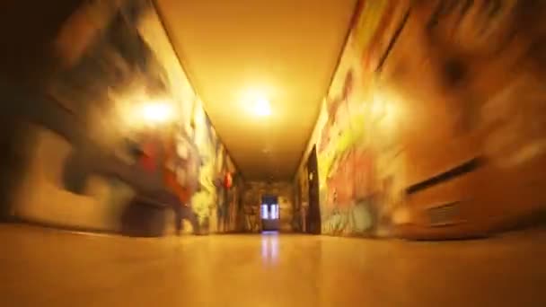 Rusar ner en Hall med graffiti — Stockvideo