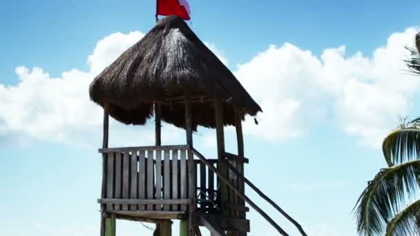 Uma praia paradisíaca perfeita com uma torre de salva-vidas de madeira — Vídeo de Stock