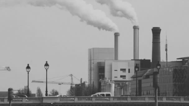 Füst egy ipari kémény, Párizs, Franciaország — Stock videók