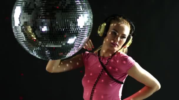 Una bailarina de gogo sexy filmada en un estudio bailando y posando — Vídeo de stock