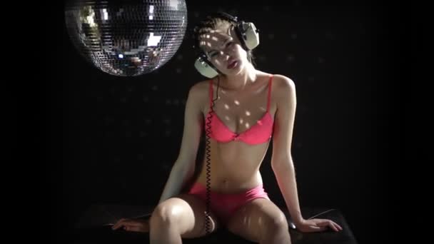 Seksowny gogo tancerz strzał studio tańca i pozowanie — Wideo stockowe