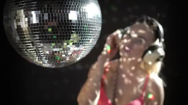 Сексуальный гогоу-танцор, снятый в студии, танцующий и позирующий — стоковое видео