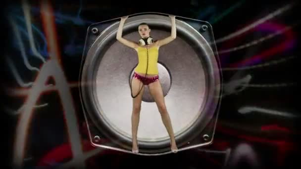 Sexig gogo dansare inuti en hifi högtalare, dans och spårsvarvning — Stockvideo