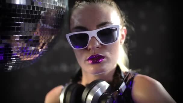 Eine sexy Gogo-Tänzerin tanzt und posiert mit Discoball — Stockvideo