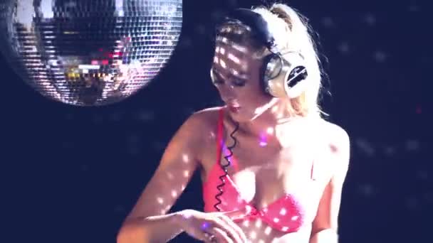 A sexy gogo dancer shot in a studio dancing and posing with a spinning discoball — Stok video