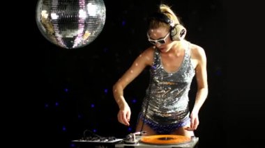 bir seksi kadın dj dans ve kayıtları disko stili arka plan ile oynama