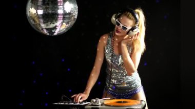 bir seksi kadın dj dans ve kayıtları disko stili arka plan ile oynama