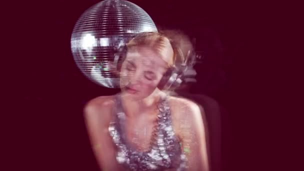 A sexy gogo dancer shot in a studio dancing and posing with a spinning discoball — Stok video
