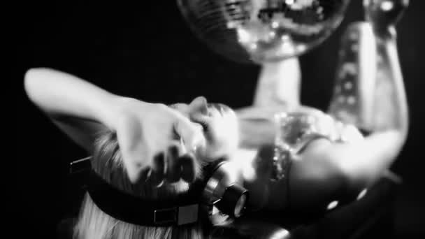 춤과 포즈 회전 discoball 스튜디오에서 촬영 섹시 한 고 골 락 댄서 — 비디오