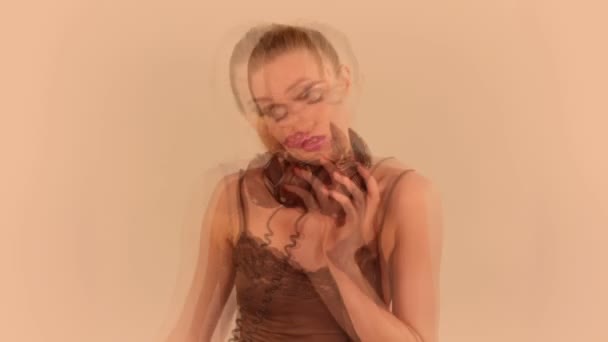 Una bailarina de gogo sexy filmada en un estudio sentada y posando con auriculares — Vídeo de stock