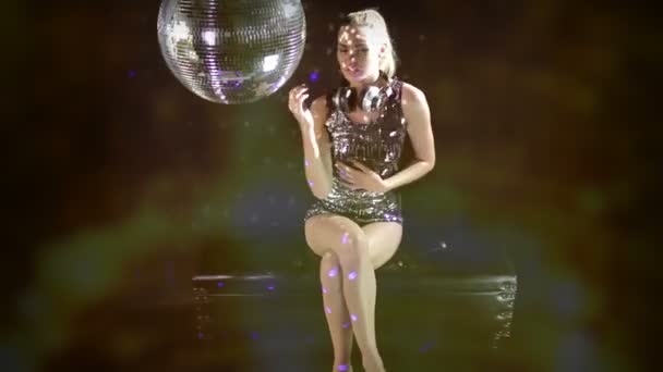 A sexy gogo dancer shot in a studio dancing and posing with a spinning discoball — Stok video