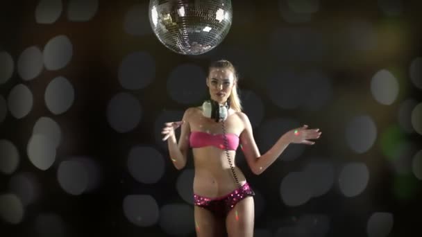 セクシーなゴーゴー ダンサーがダンスと回転 discoball でポーズのスタジオで撮影 — ストック動画