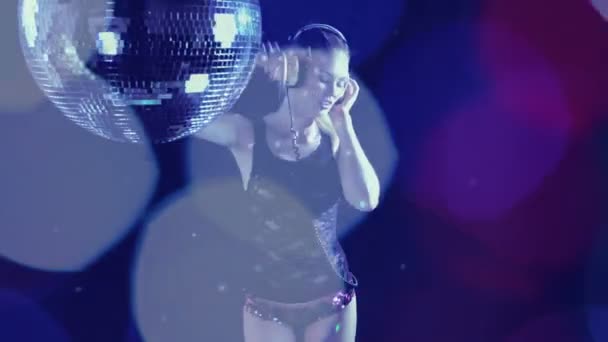 Сексуальный гогоу-танцор, снятый в студии, танцующий и позирующий — стоковое видео