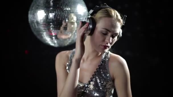 Um dançarino de gogo sexy filmado em um estúdio dançando e posando — Vídeo de Stock