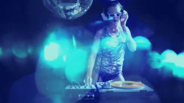bir seksi kadın dj dans ve kayıtları disko stili arka plan ile oynama