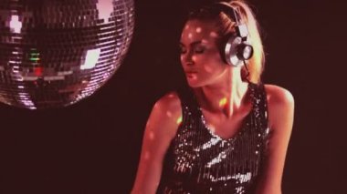 seksi gogo dans dans ve poz bir stüdyoda çekim