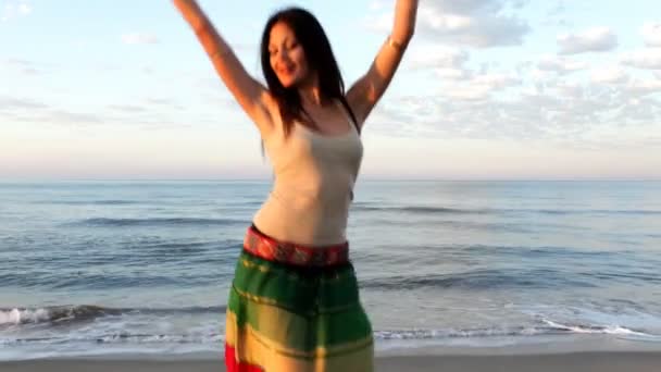 Bailarina balear al amanecer en una playa — Vídeo de stock