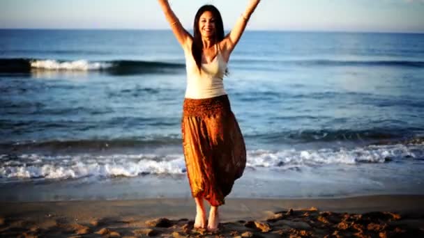 Bailarina balear al amanecer en una playa — Vídeo de stock