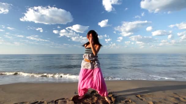 Balearische Tänzerin bei Sonnenaufgang am Strand — Stockvideo