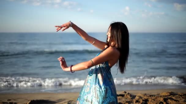 Balearen danser schot bij zonsopgang op een strand — Stockvideo