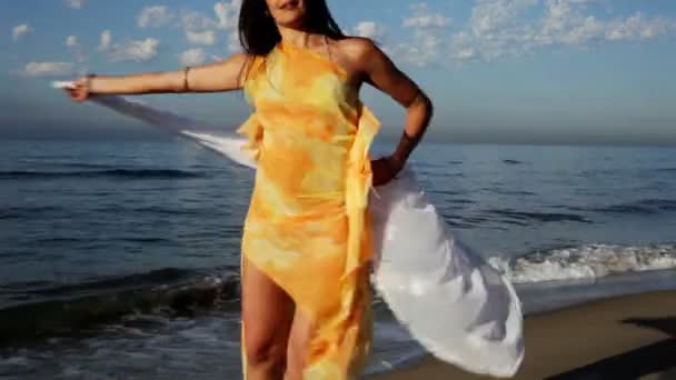 Baleár-táncos shot a sunrise a strandon — Stock videók