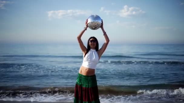 Bailarina balear disparada al amanecer en una playa — Vídeos de Stock