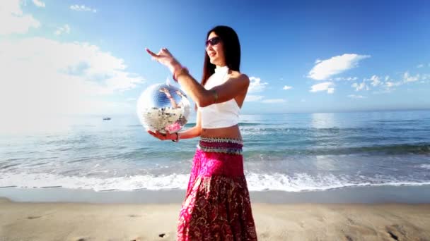 Danseuse baléare prise au lever du soleil sur une plage — Video