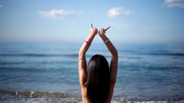 Bailarina balear disparada al amanecer en una playa — Vídeos de Stock