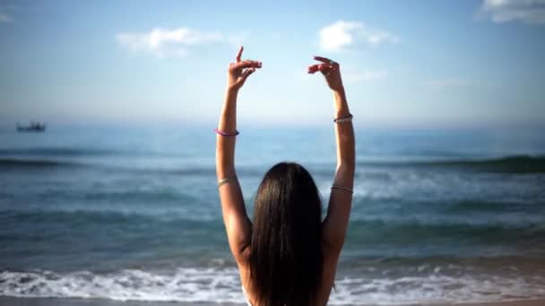 Danseuse baléare prise au lever du soleil sur une plage — Video