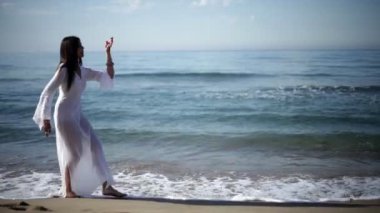 sunrise, Balear dansçı bir plajda