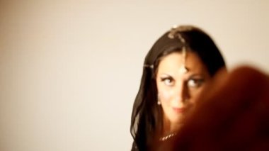 genç kadın oryantal tarzda elbiseyle dans