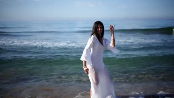 Baleár-táncos napkeltekor a strandon — Stock videók