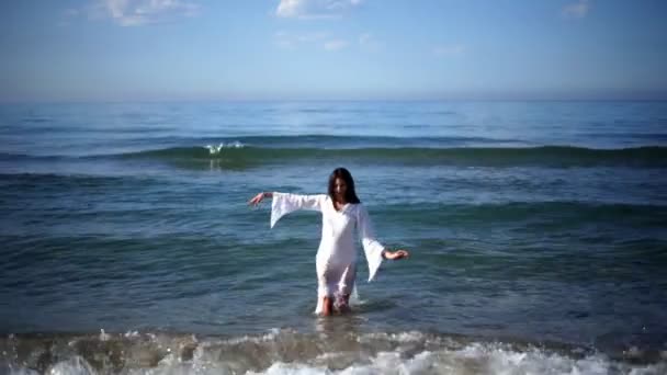 Balearic dancer at sunrise on a beach — Stock Video