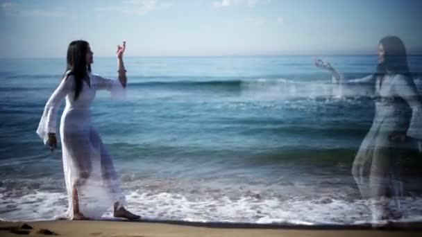 Baleárské tanečnice při východu slunce na pláži — Stock video
