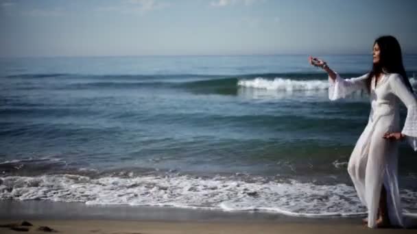 Балеарский танцор на рассвете на пляже — стоковое видео