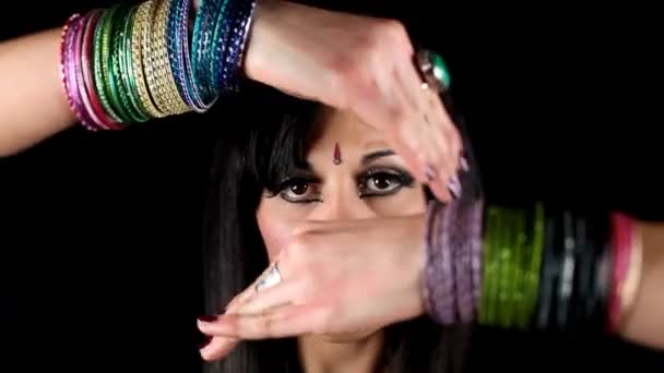 Close-up of hands of an oriental arabic style dancer — Stock Video