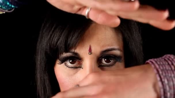 Close-up van handen van een oosterse Arabische stijl danseres — Stockvideo