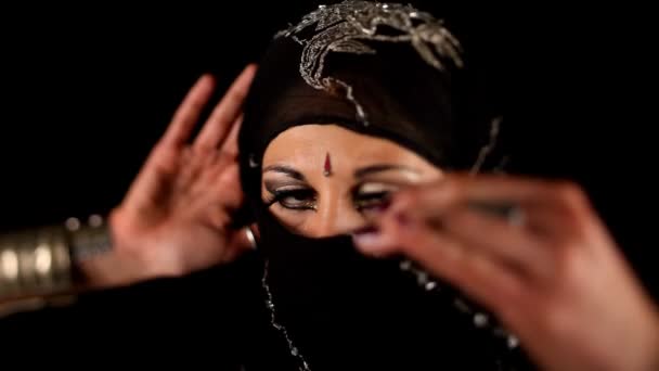 Νεαρή γυναίκα χορό σε ανατολίτικο στυλ φόρεμα — Αρχείο Βίντεο