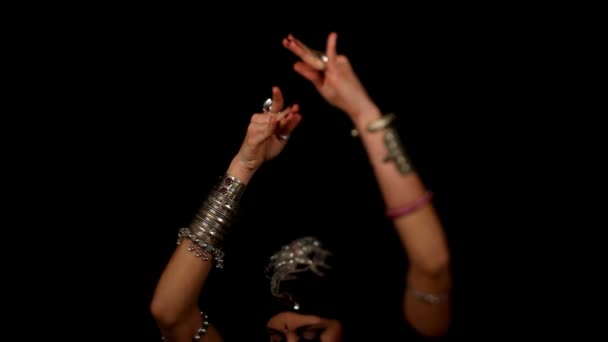 Közeli kép a kezében egy keleti arab stílusú táncos — Stock videók