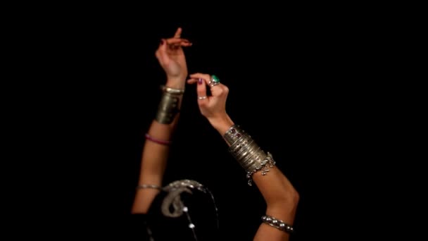Közeli kép a kezében egy keleti arab stílusú táncos — Stock videók