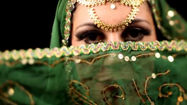 Молода жінка танцює в сукні східного стилю — стокове відео