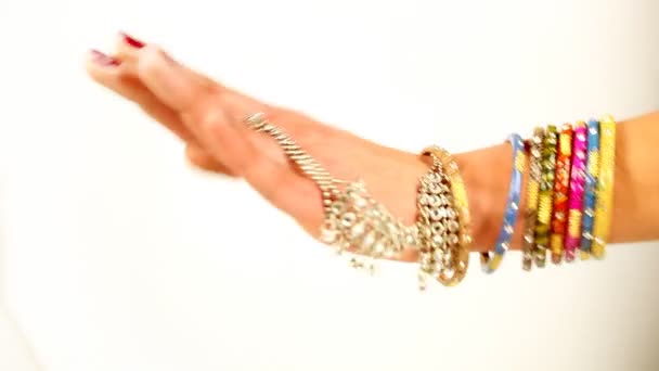 Nahaufnahme der Hände einer Tänzerin im orientalischen arabischen Stil — Stockvideo