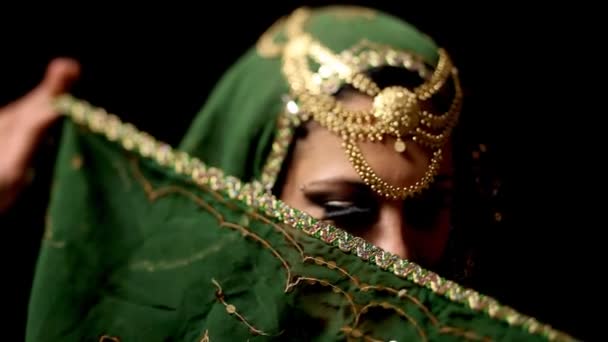 Νεαρή γυναίκα χορό σε ανατολίτικο στυλ φόρεμα — Αρχείο Βίντεο