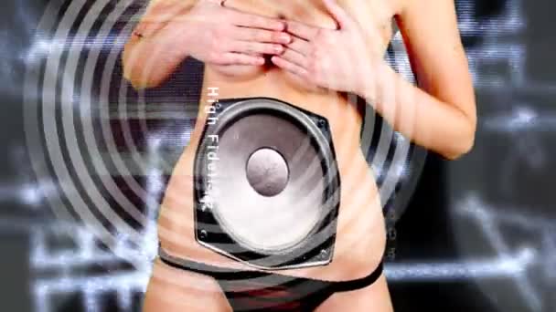 Una sexy mujer semidesnuda con un altavoz de audio incorporado en su cuerpo — Vídeo de stock