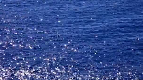 Étincelles de lumière douce et focalisée réfléchissant sur l'eau — Video