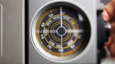 eski bir retro radyo dairesel radyo arama Close-Up