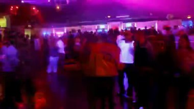 gece kulübünde lazer gösterisi