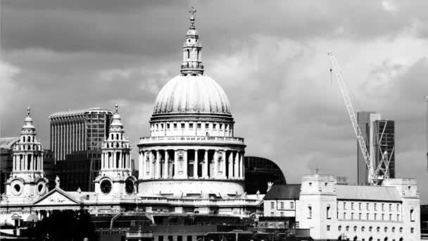 View of st paul 's cathedral, london, uk — стоковое видео