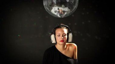 seksi bir kadın ile bir discoball dans ediyor.