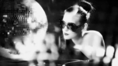 seksi bir kadın ile bir discoball dans ediyor.